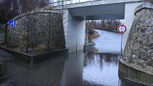 Viadukt u Promptu zaplavila ve středu odpoledne kvůli silnému dešti voda.