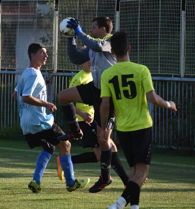 Union Děčín (modrá) doma nestačil na Českou Kamenici a prohrál 1:2.