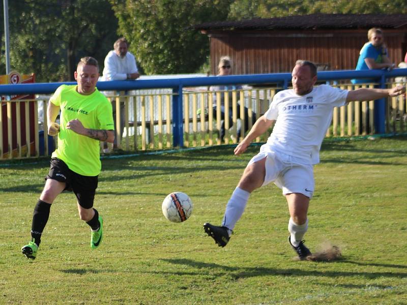 OBRAT. Fotbalisté Těchlovic (v bílém) ztratily proti Malšovicím dvoubrankový náskok a získaly pouze bod.