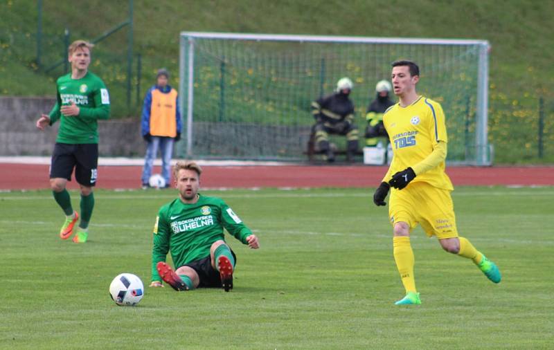 FOTBALISTÉ VARNSDORFU (ve žlutém dresu) přivítali doma Sokolov.