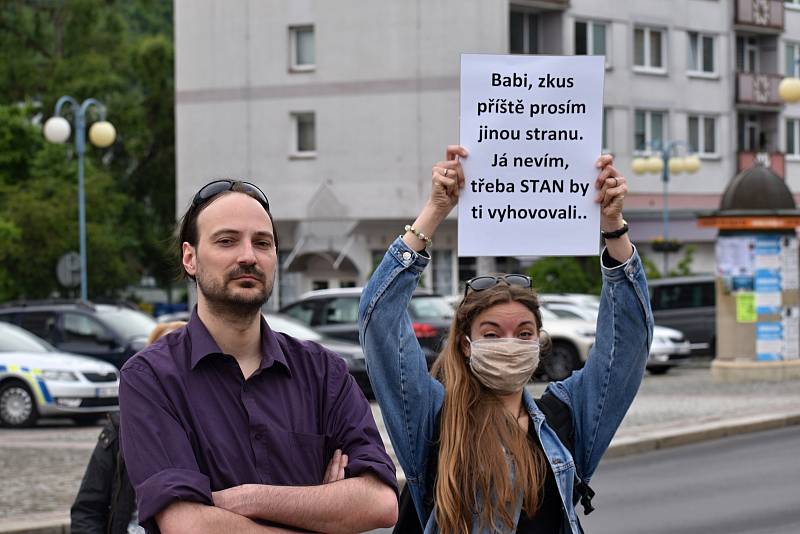 V Děčíně se sešli lidé k dalšímu protestu proti vládě Andreje Babiše.
