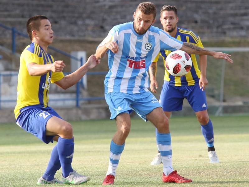 FOTBALISTÉ Varnsdorfu (v pruhovaném Ondráček) hostí Hradec Králové.