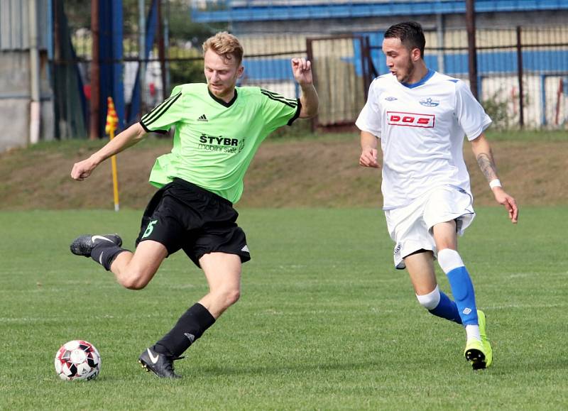 DALŠÍ VÍTĚZSTVÍ. Junior Děčín (v bílém) vyhrál na hřišti Svádova 1:0.