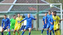 REMÍZA. Varnsdorf (ve žlutém) uhrál v přátelském utkání proti Liberci výsledek 0:0.