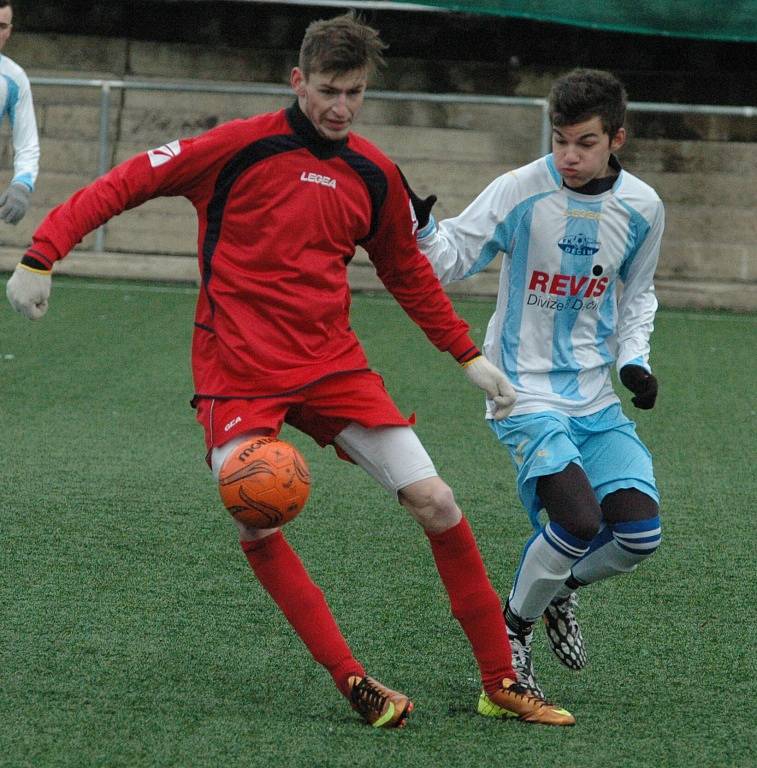 OSM BRANEK padlo v zápase dorostu FK Junior Děčín (pruhované dresy) a fotbalistů MSK Benešov nad Ploučnicí. Nakonec se v tomto utkání zrodila remíza 4:4. 