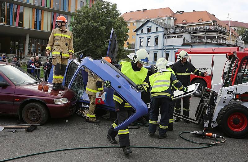 Krajská soutěž hasičů ve vyprošťování se konala v Děčíně. 