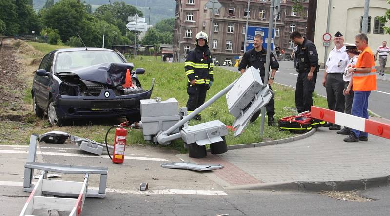 Na železničním přejezdu v Sofijské ulici u Centra Pivovar se stala dopravní nehoda. Řidič narazil do světelné signalizace na železničním přejezdu.