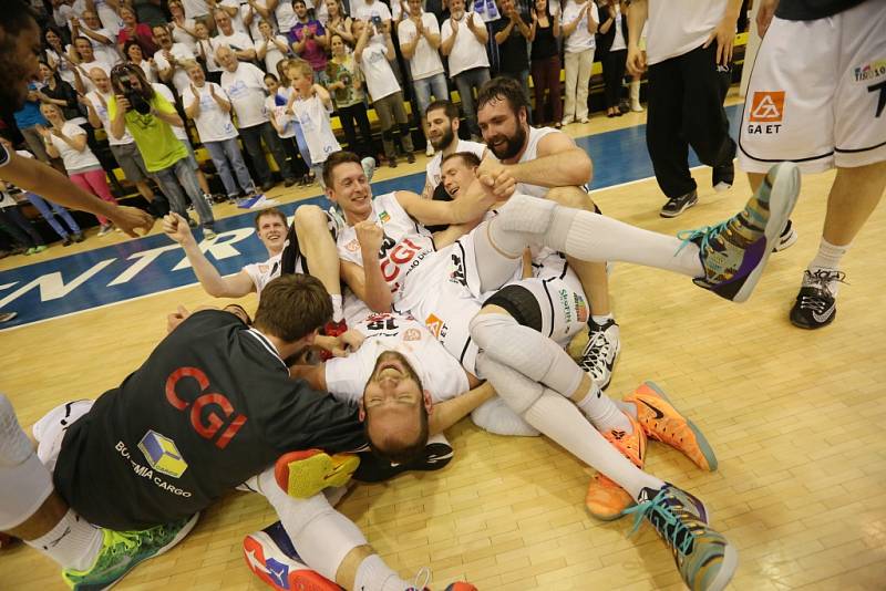 BASKETBALOVÁ NIRVÁNA! Děčínští Válečníci v pátém semifinále porazili Prostějov, v sérii zvítězili 3:2 a ve finále je čeká Nymburk!