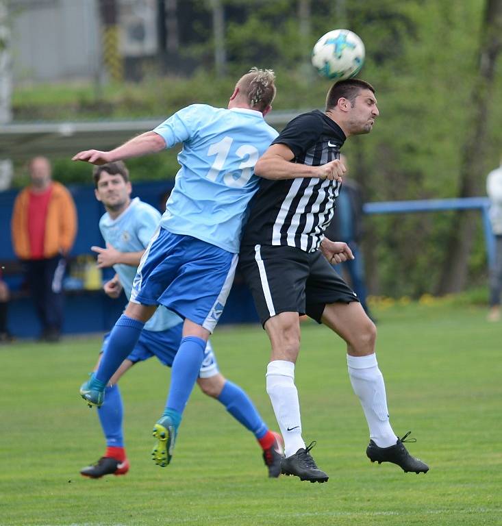 KONEČNĚ. Fotbalisté České Kamenice (v modrém) doma porazili Mojžíř a ukončili dlouhou sérii porážek.