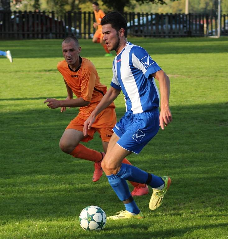 JIŘETÍN POD JEDLOVOU (pruhované dresy) doma porazil Dolní Poustevnu 3:1.