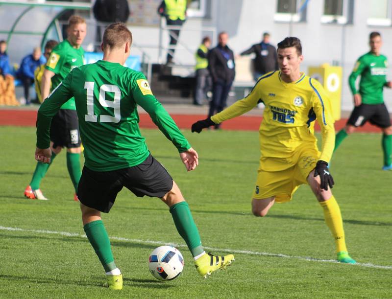 FOTBALISTÉ VARNSDORFU (ve žlutém dresu) přivítali doma Sokolov.