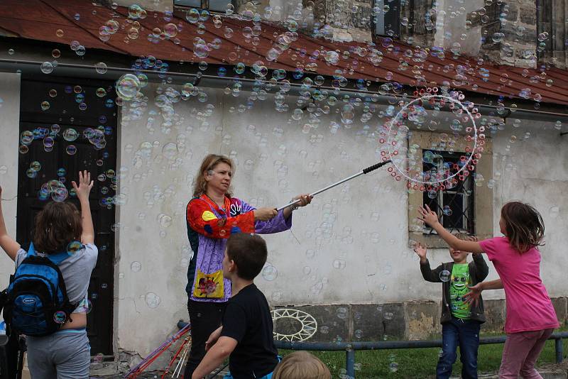 Mariánská pouť v Benešově nad Ploučnicí oživila okolí kostela.