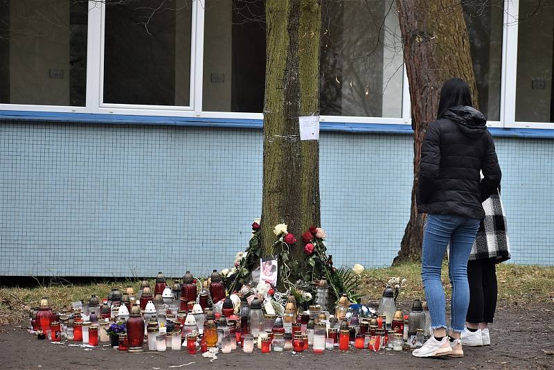 Za zavražděného13letého chlapce hoří u jeho školy svíčky a vlaje černá vlajka.