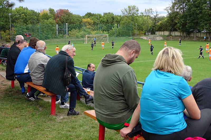 DALŠÍ TŘI BODY. Junior Děčín (v tmavém) vyhrál 2:1 v Bezděkově