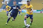 CENNÝ SKALP. Varnsdorf (tmavé dresy) porazil ligové Teplice 1:0.