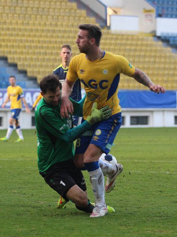 CENNÝ SKALP. Varnsdorf (tmavé dresy) porazil ligové Teplice 1:0.