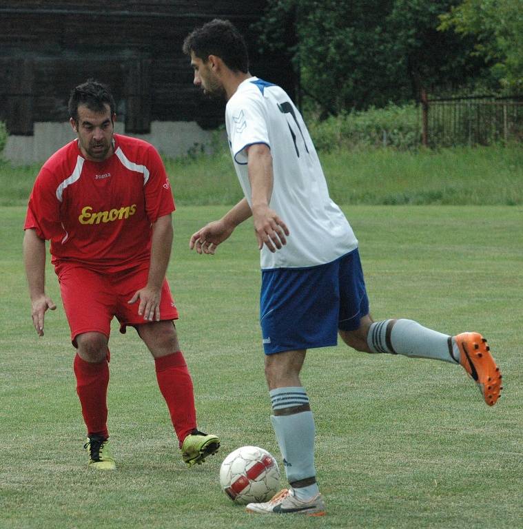 FOTBALISTÉ BENEŠOVA (v červeném) prohráli v Trmicích 1:5.