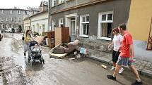 Lidé na Děčínsku odstraňují následky povodně
