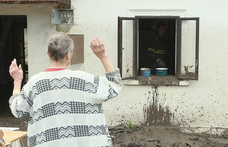 Lidé na Děčínsku odstraňují následky povodně