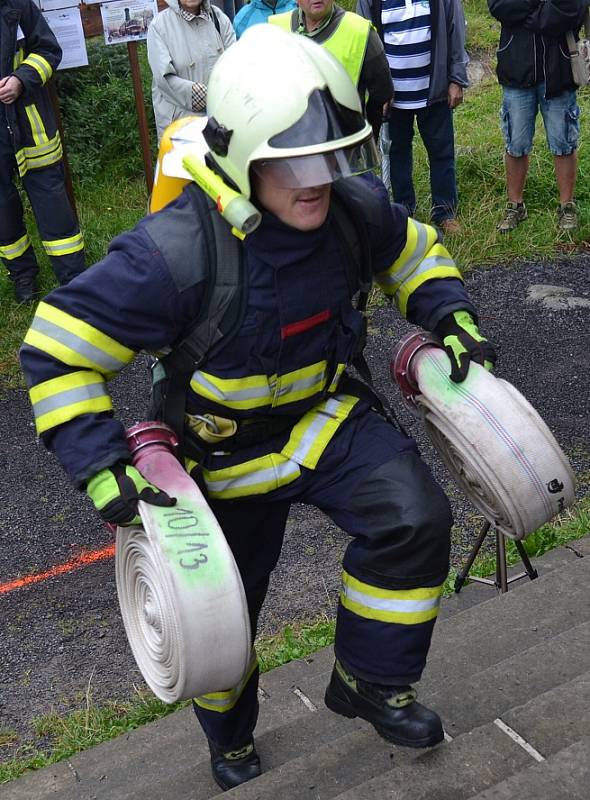 Hasiči na Sněžníku bojovali O srdce kamenné dámy.