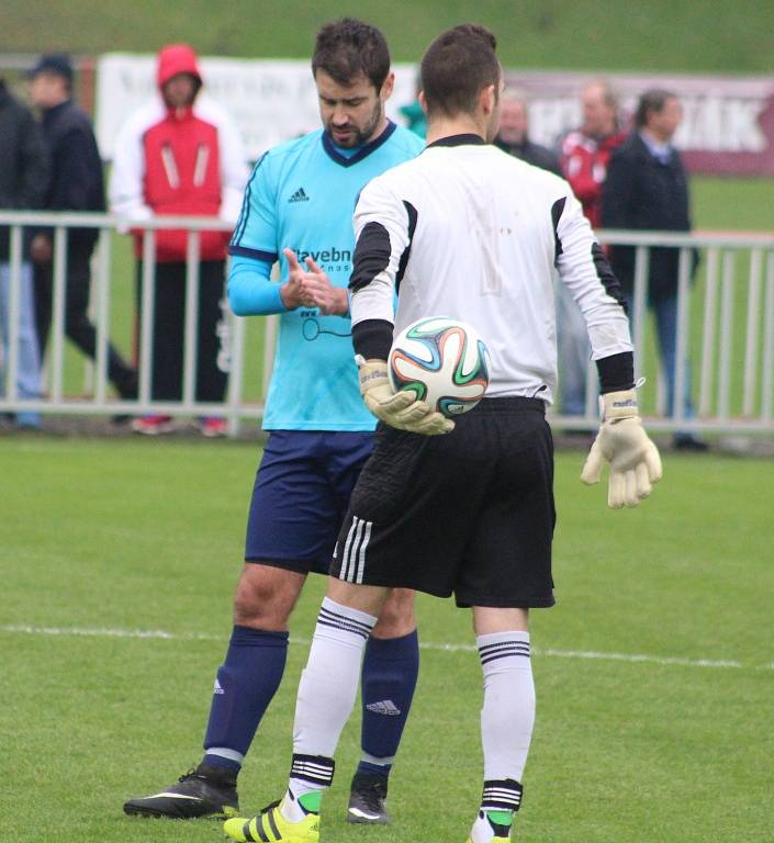 DERBY. Fotbalisté Modré (bíločervené dresy) doma prohráli s Jílovým 0:1.