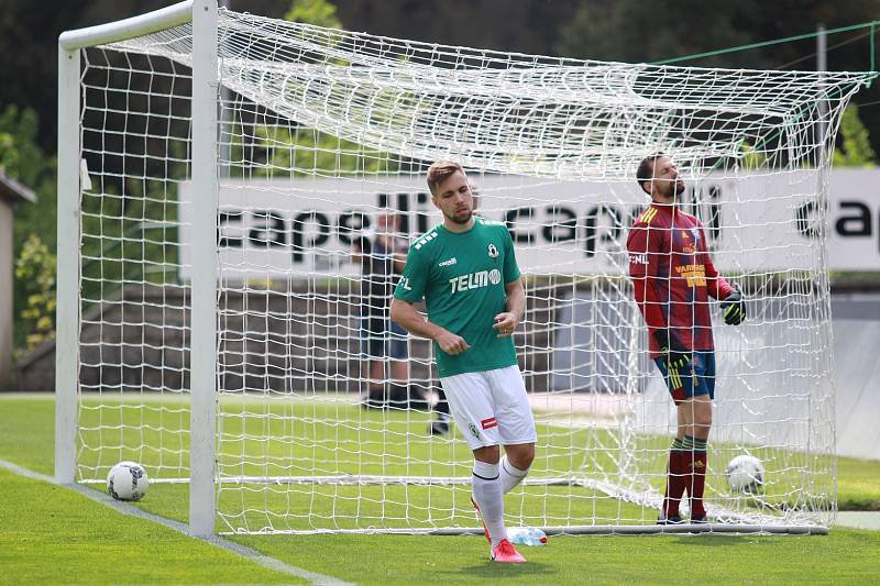 Fotbalisté Varnsdorfu (v modrém) prohráli v Jablonci 1:2.