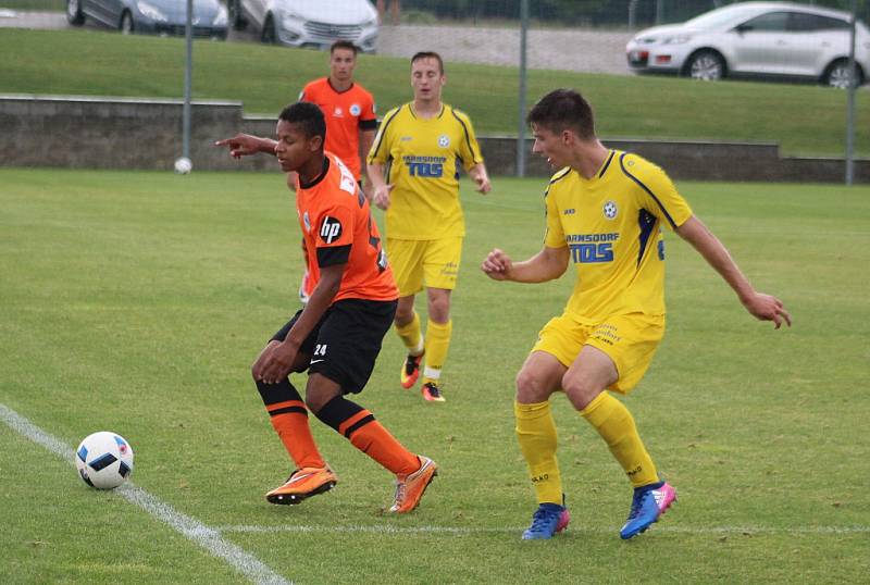 FOTBALISTÉ VARNSDORFU (ve žlutém) porazili juniorku Liberce 7:2. 