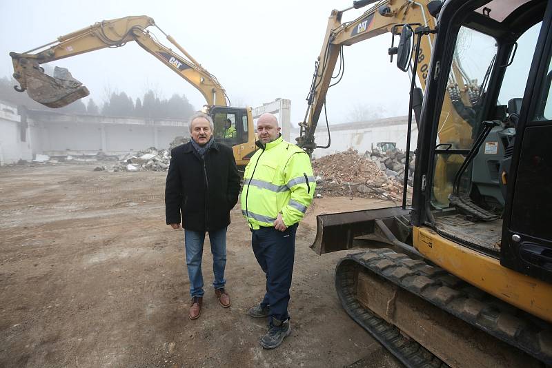 V Litoměřicích v  Jiříkových kasárnách začala a rychle pokračuje demolice objektu, na jehož místě bude zahájena stavba nového vědecko-výzkumného centra v rámci geotermálního projektu.