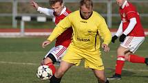 JASNÁ ZÁLEŽITOST. Fotbalisté Rumburka (ve žlutém) porazili doma Bohušovice 7:0.