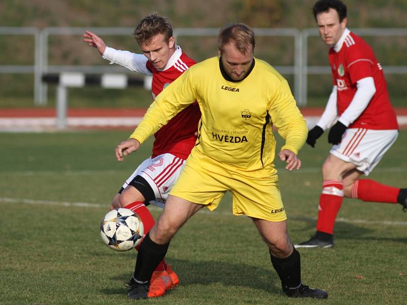 JASNÁ ZÁLEŽITOST. Fotbalisté Rumburka (ve žlutém) porazili doma Bohušovice 7:0.