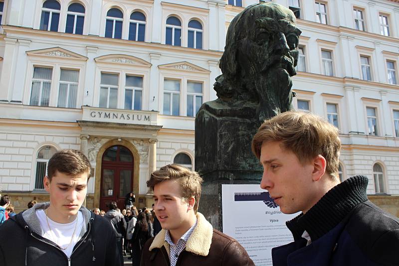 Protest VyjdiVen studentů děčínského gymnázia a obchodní akademie.