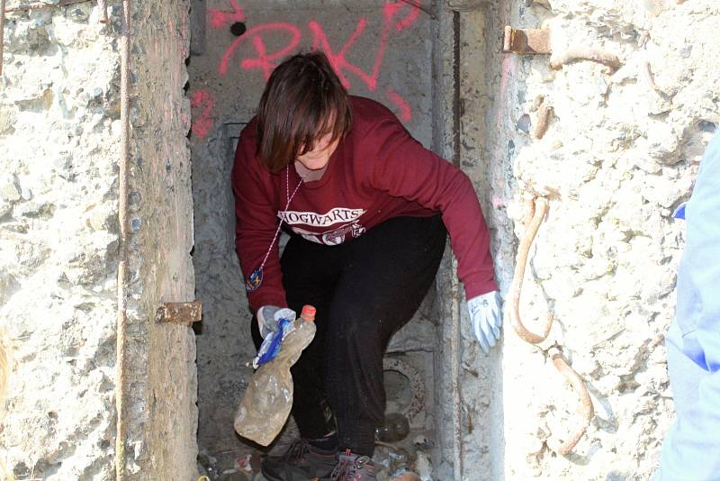 Akce Ukliďme Česko v Děčíně. Desítky dobrovolníků uklízely v sobotu 6. dubna nejen břehy Labe