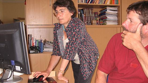 Režisérka Elen Makarov ukazuje webové stránky, na kterých představuje svou práci. 