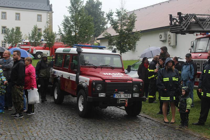 Hasiči ze Šluknova oslavili 150. výročí v zámeckém parku.