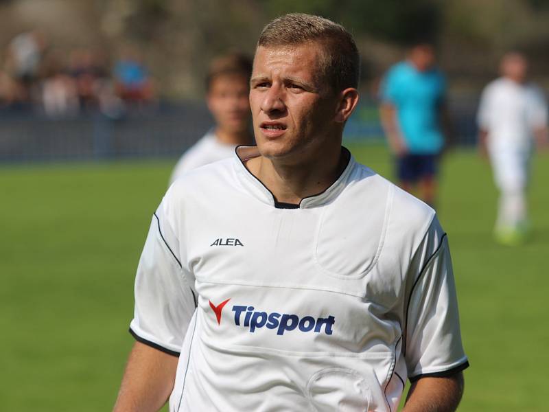 DEBAKL. Jílovští fotbalisté (v modrém) prohráli v Bílině 0:7.