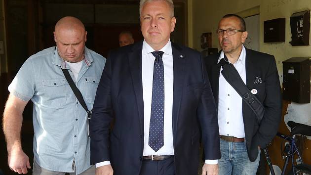 PROBLÉMOVÉ LOKALITY si v úterý odpoledne prohlédl v Děčíně ministr vnitra Milan Chovanec.