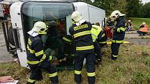 Simulovaná nehoda autobusu se čtyřiceti zraněnými v Dolní Poustevně zaměstnala desítky záchranářů.