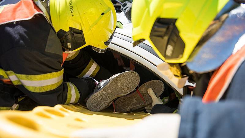 Vypřošťování lidí z aut po dopravní nehodě si vyzkoušeli hasiči v Rumburku.