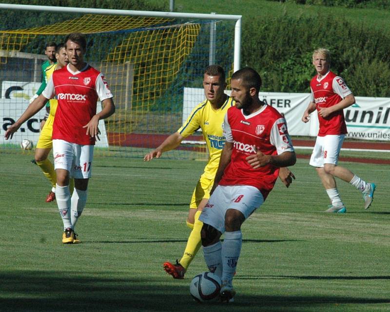 DOBRÁ PRÁCE. Varnsdorf (ve žlutém) doma porazil Pardubice 3:0.