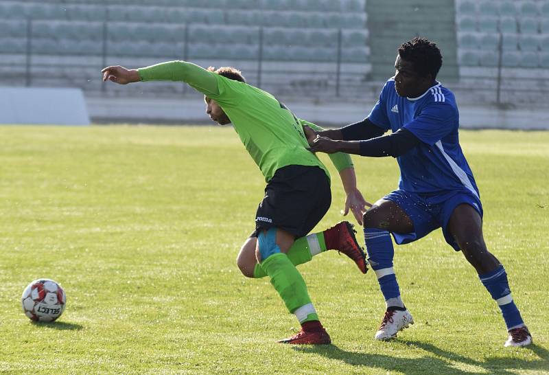 MODRÁ NEUSPĚLA. Fotbalisté Modré (modré dresy) prohráli na hřišti Mosteckého FK 1:2.