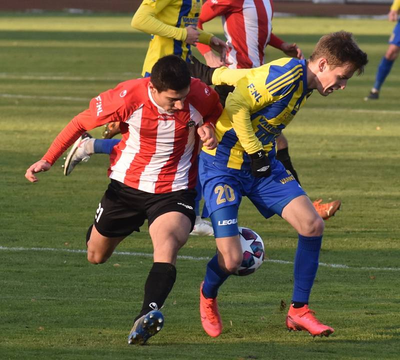 Fotbalisté Varnsdorfu (žlutomodré dresy) doma prohráli 1:3 se Žižkovem.