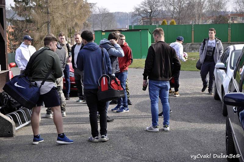 ŠLUKNOV JEDE. Fotbalisté Plastonu (v červeném) vyhráli v Děčíně nad Unionem 4:1.