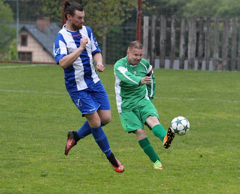 JASNÁ VÝHRA. Jiřetín pod Jedlovou (v modrém) doma přehrál Rybniště 6:0.