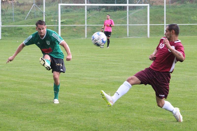 ŠKODA. Heřmanov (fialové dresy) doma podlehl 2:3 Pokraticím.