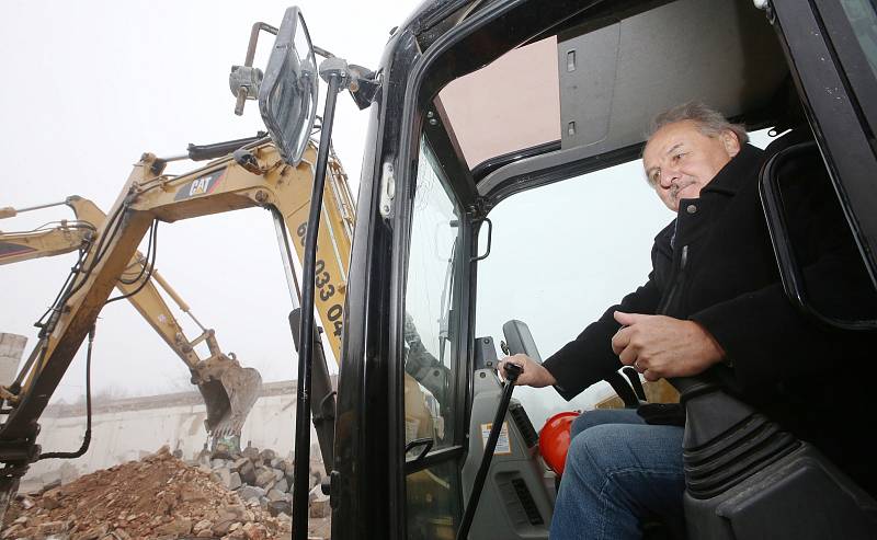 V Litoměřicích v  Jiříkových kasárnách začala a rychle pokračuje demolice objektu, na jehož místě bude zahájena stavba nového vědecko-výzkumného centra v rámci geotermálního projektu.