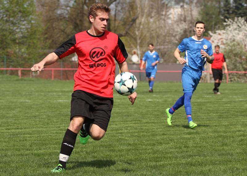 NEDAŘILO. Jiříkov (v modrém) doma zaslouženě podlehl Hostovicím 1:3.