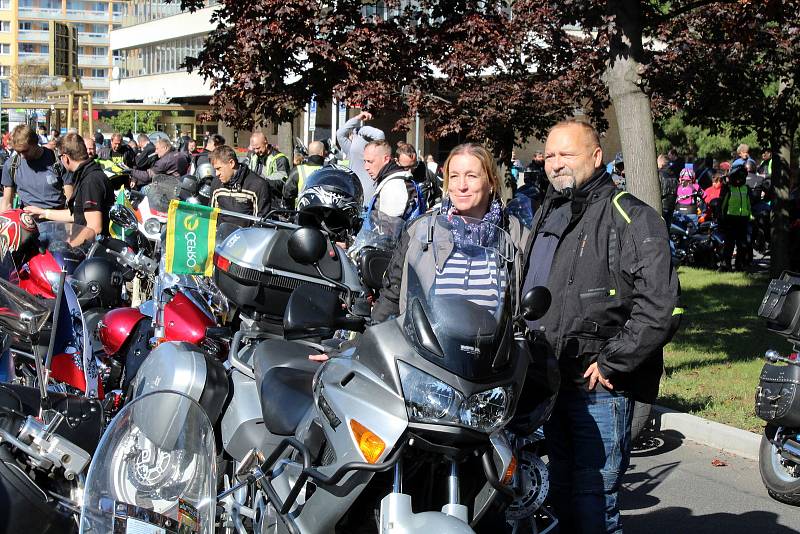 V sobotu se nejen na Mostecku uskutečnila spanilá jízda motorkářů UniRiders, která finančně pomohla třem těžce nemocným dětem.