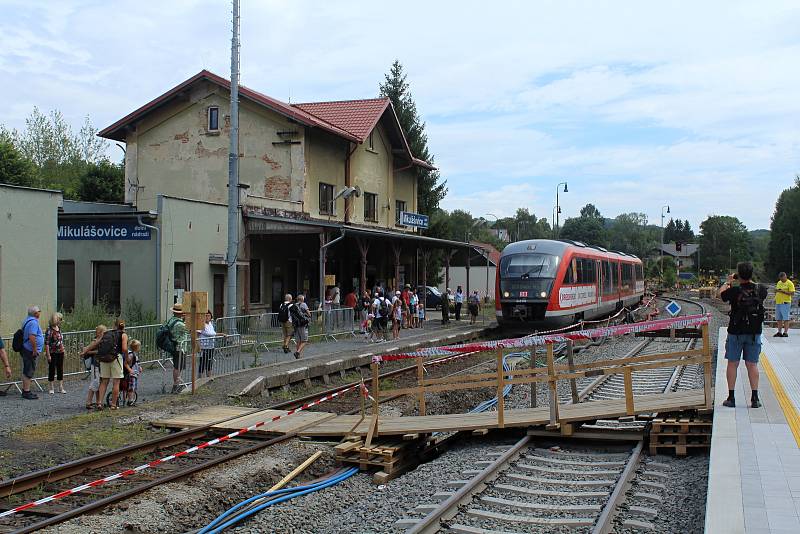 Opravované dolní nádraží v Mikulášovicích.