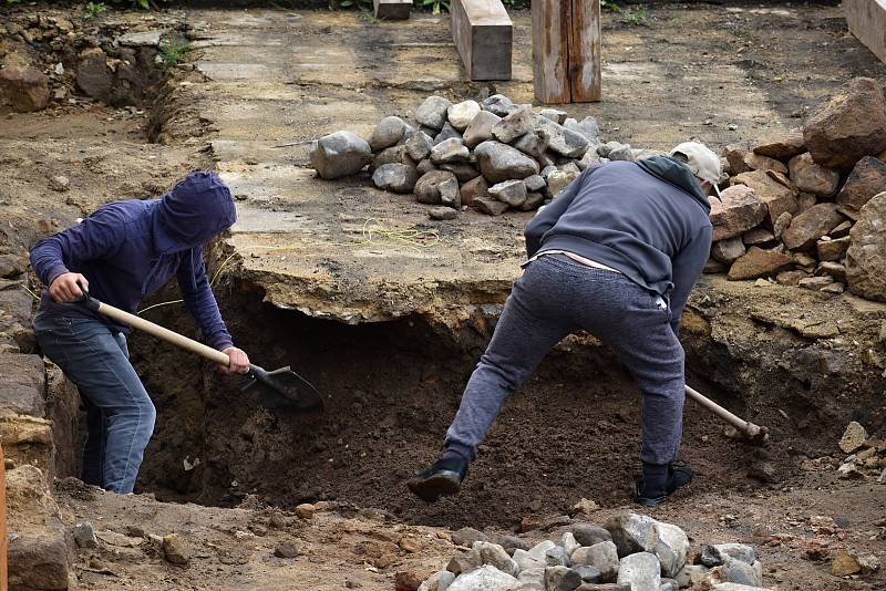 Sochy z glorietu v Růžové zahradě zamířily k restaurátorům.