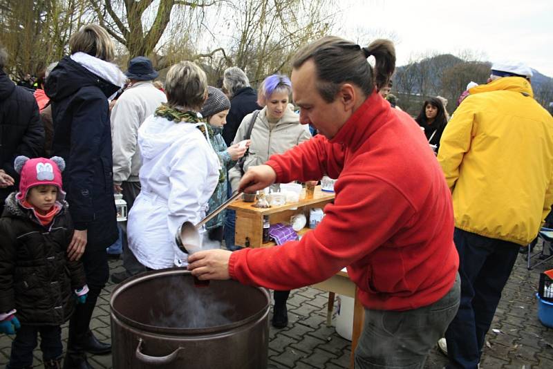 Také letos utopili recesisté kapra v Zámeckém rybníku.